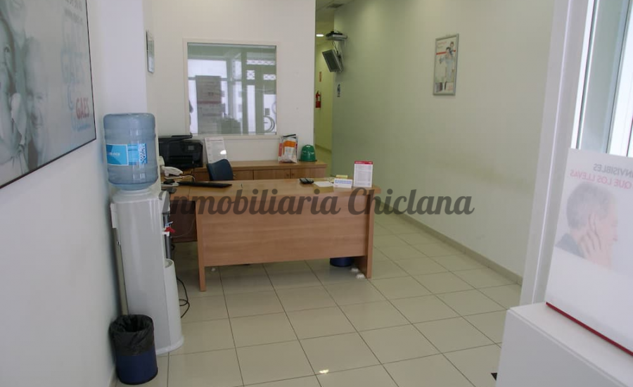 Local Comercial en Venta o Alquiler junto al Mercado de Abastos de Chiclana. Ideal Clínica o Despacho Profesional