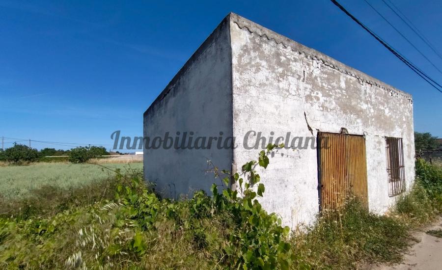 Parcela segregada en Las Nueve Suertes, Chiclana, 1.820 m2 con casa para reformar